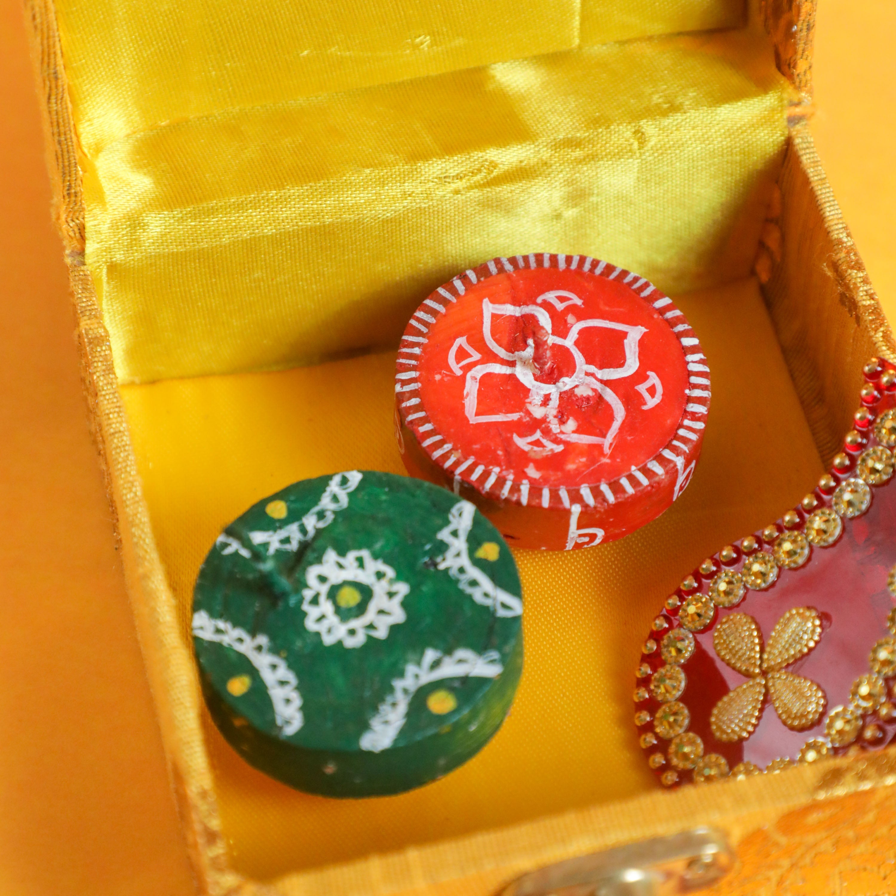 Handpainted matki diyas in green and red color