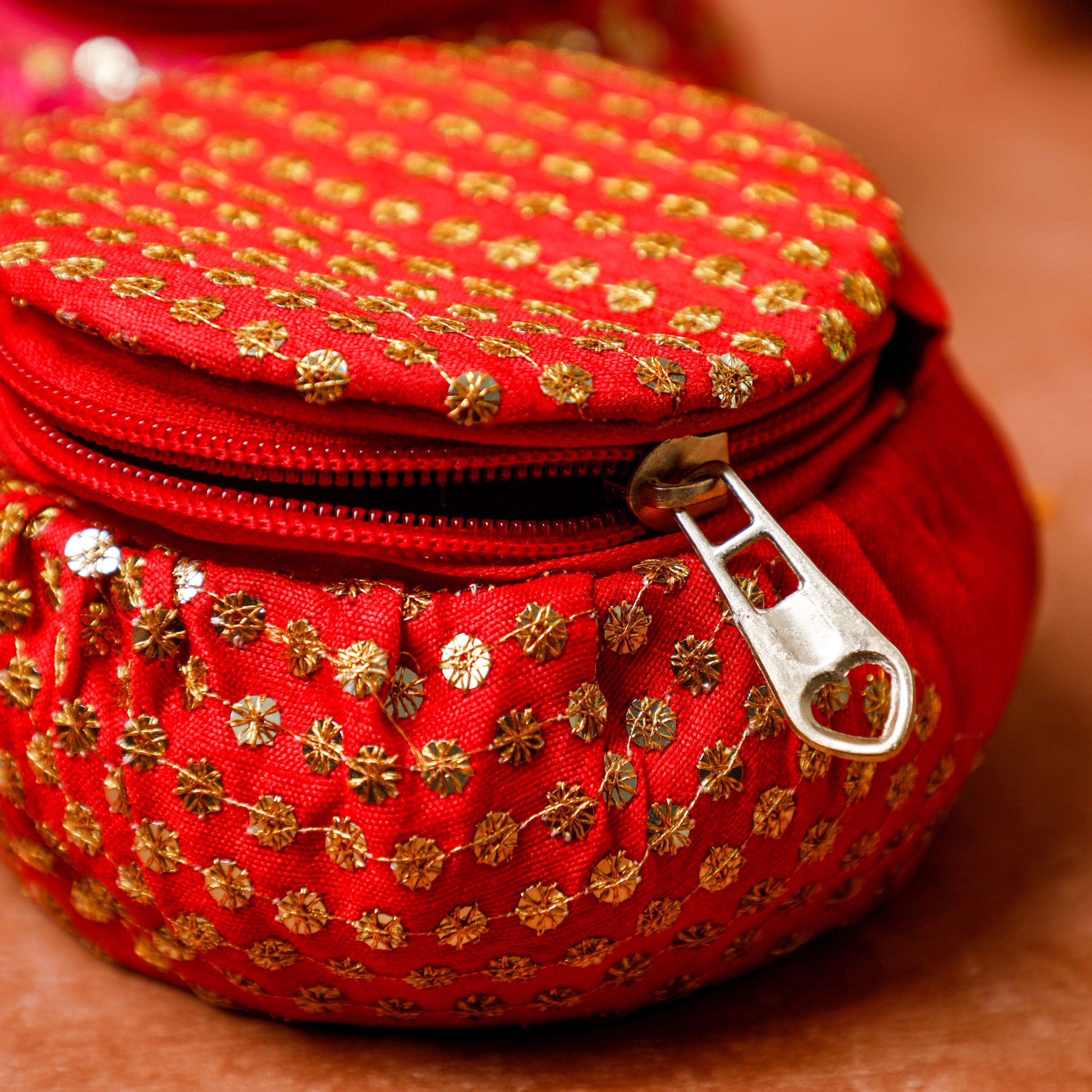 zipper lid ensures easy access and secure closure
